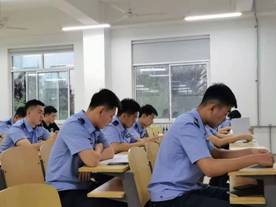 图片包含 游戏机, 房间, 餐厅, 会议室描述已自动生成
